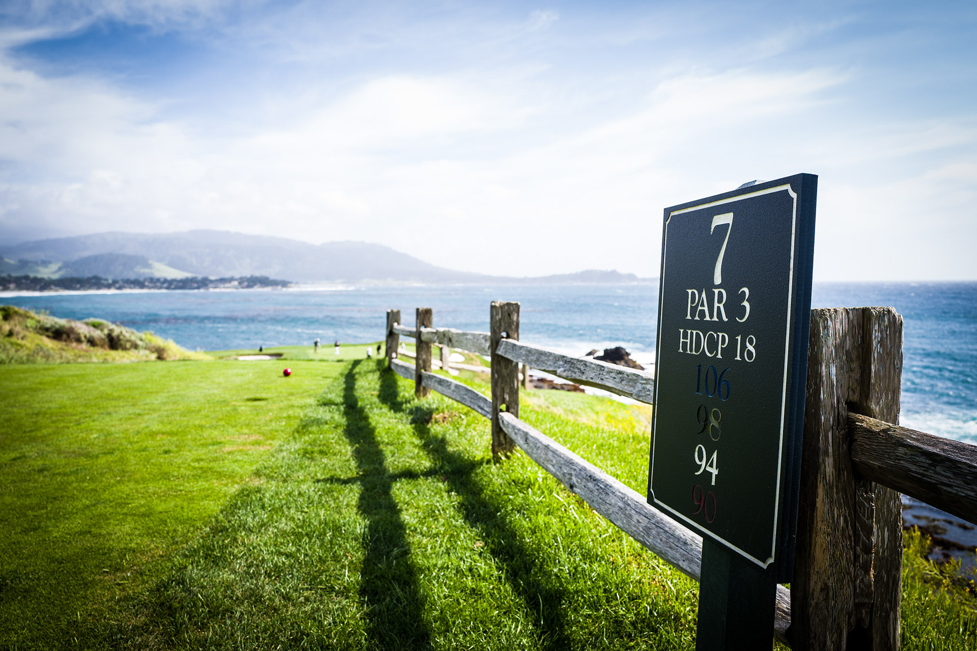 Desde el icónico hoyo 7 a las vistas de Spyglass Hill, Pebble es un destino imperdible para cualquier amante del golf.